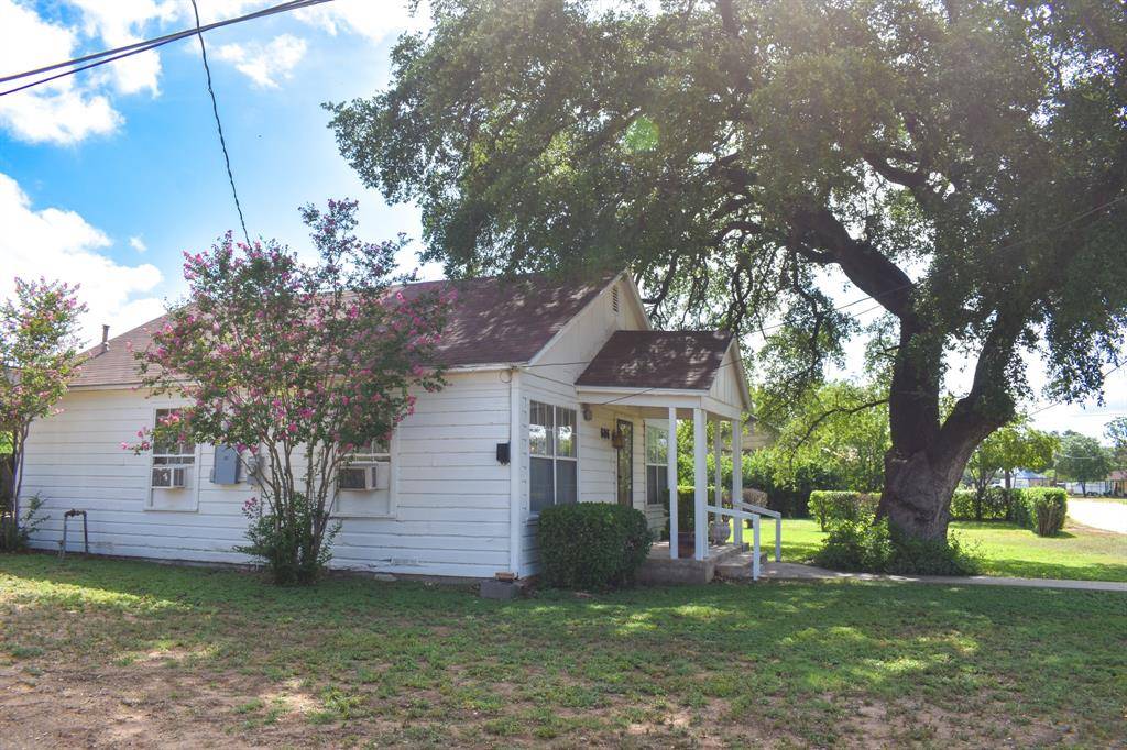 Brady, TX 76825,606 W Walker