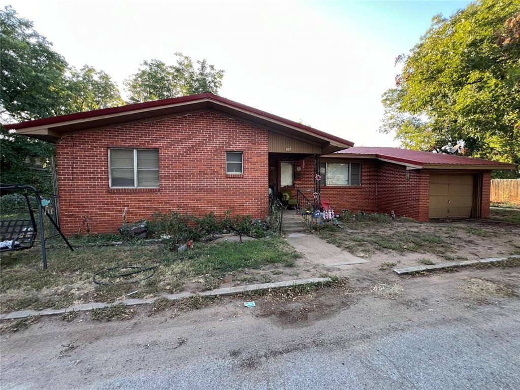 Mangum, OK 73554,107 N Maryland Street