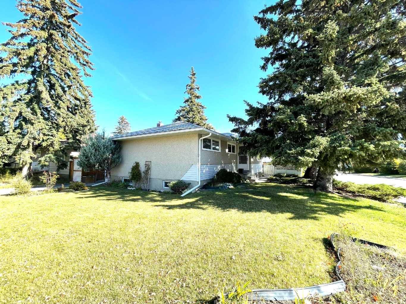 Calgary, AB T3E 1B1,4316 35 AVE SW