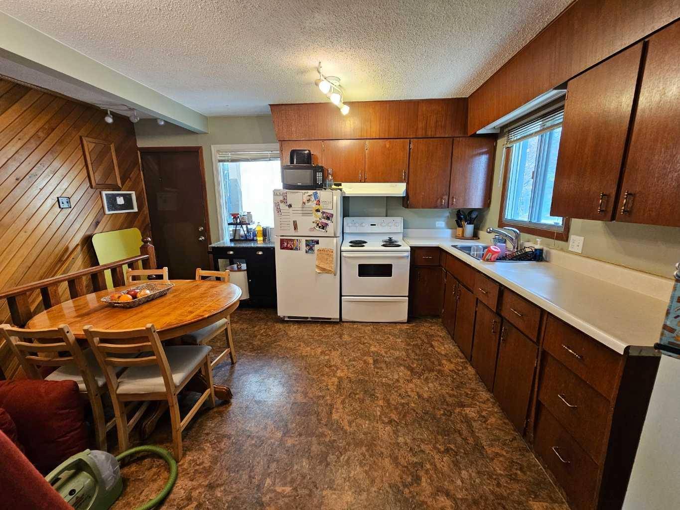 Calgary, AB T3E 1X7,2605 25 ST SW