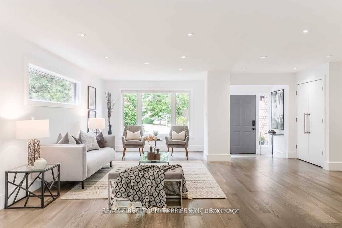 2080 Grenville DR, Oakville, ON L6H 3Y4