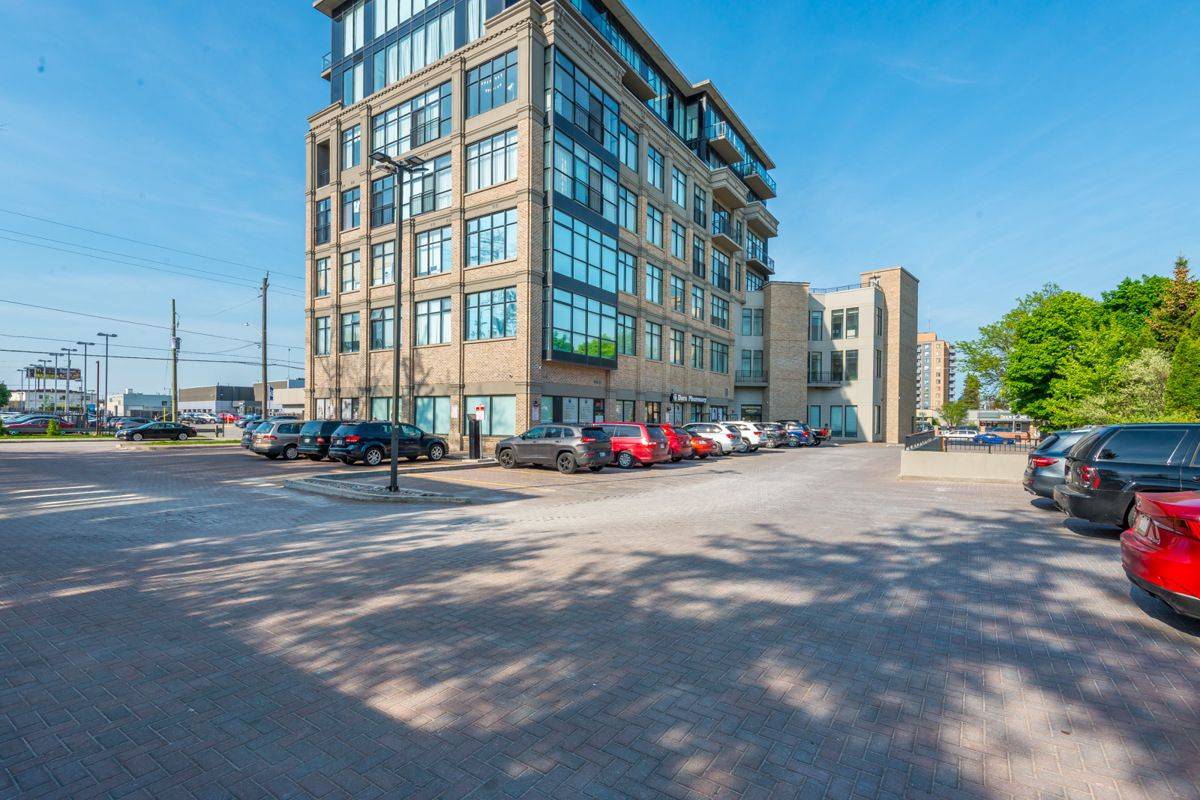 Richmond Hill, ON L4C 3B8,10376 Yonge ST #105