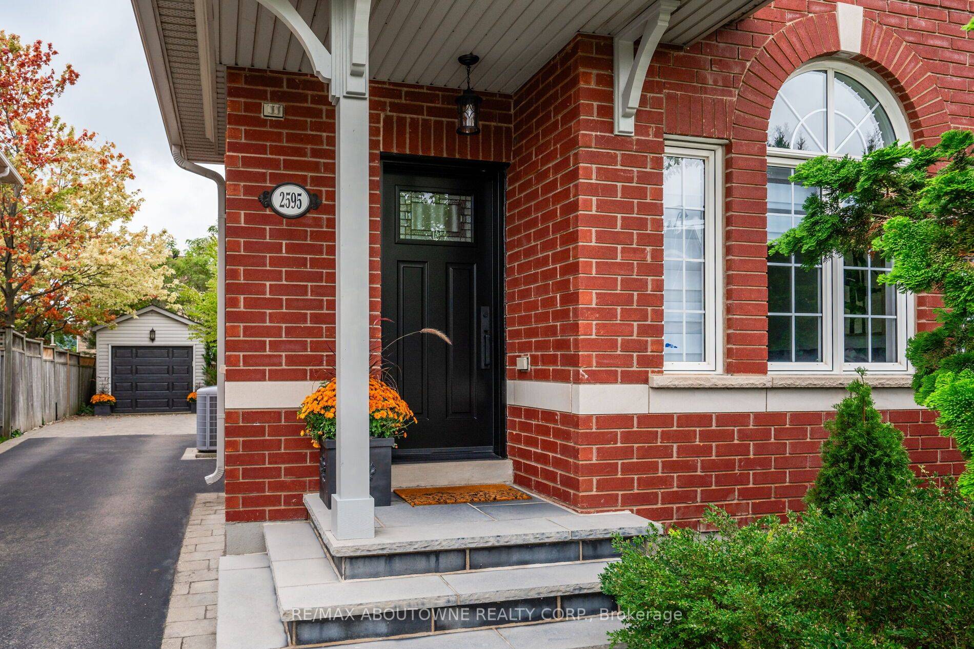 Oakville, ON L6H 6L4,2595 Capilano CRES