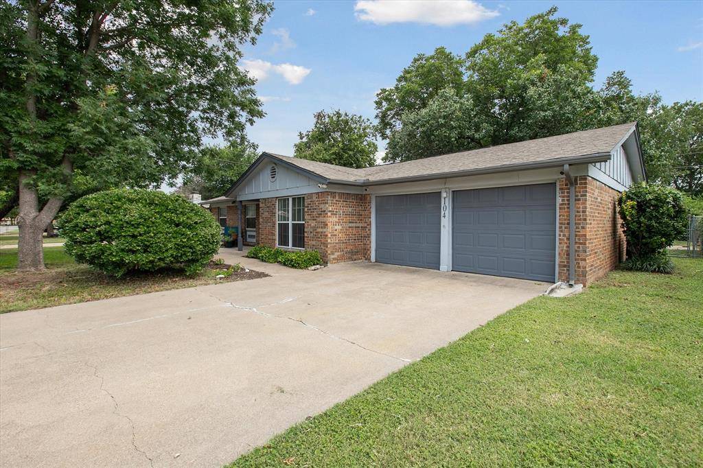 Hurst, TX 76053,104 Sunnyvale Terrace