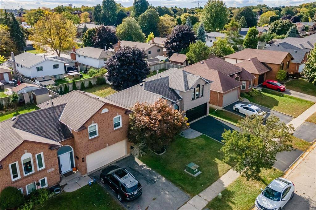 11 MAPLECREST Lane, Brantford, ON N3R 7V1