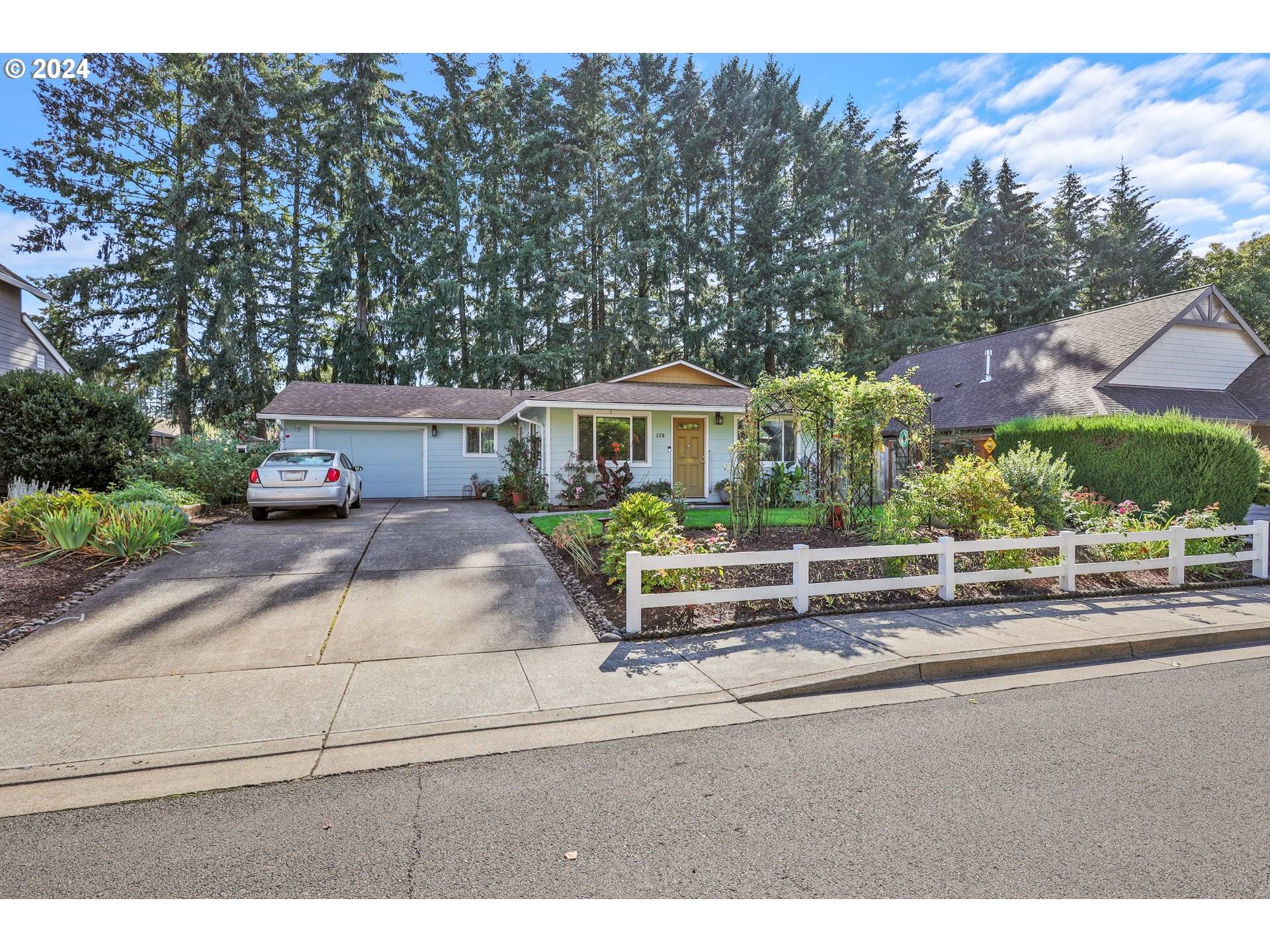 Newberg, OR 97132,228 EMMA LN