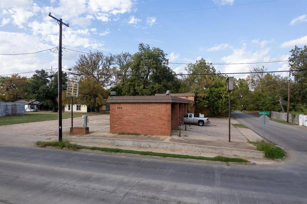 Paris, TX 75460,203 & 235 Pine Bluff Street