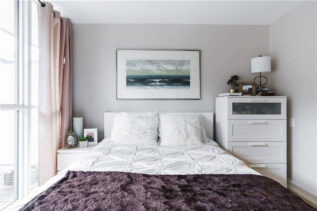 Toronto, ON M6K 0B3,5 HANNA Avenue #212