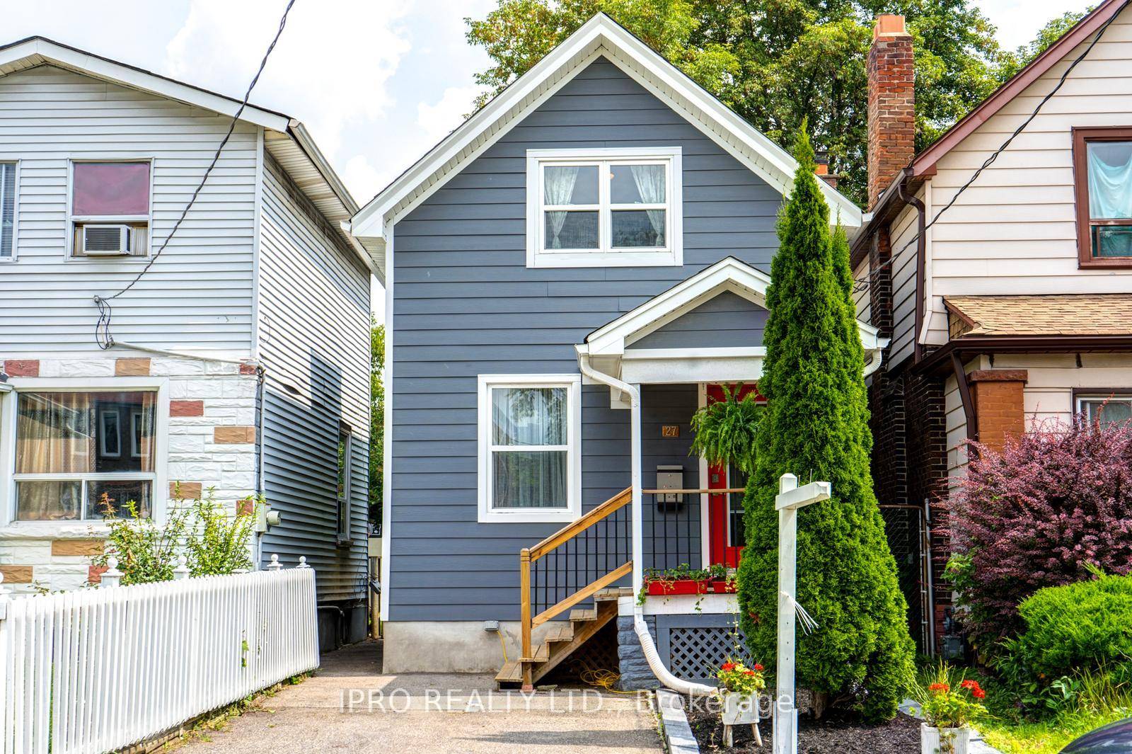 Toronto E06, ON M1L 3L3,27 Wanstead AVE