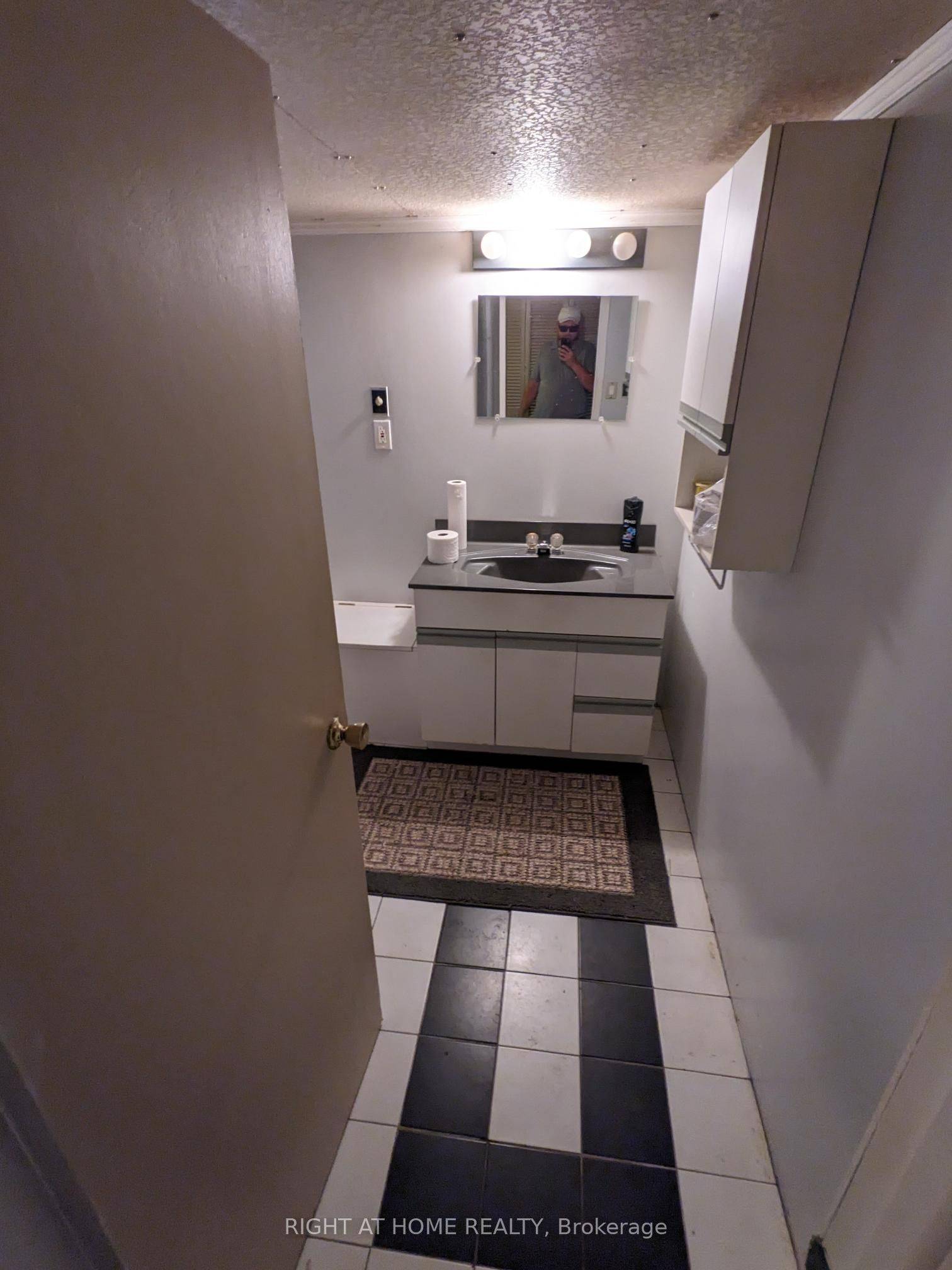 Mississauga, ON L5E 1Z3,1038 Eastmount AVE