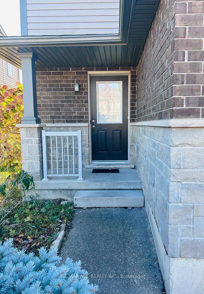 Kitchener, ON N2R 1V5,122 Rochefort ST