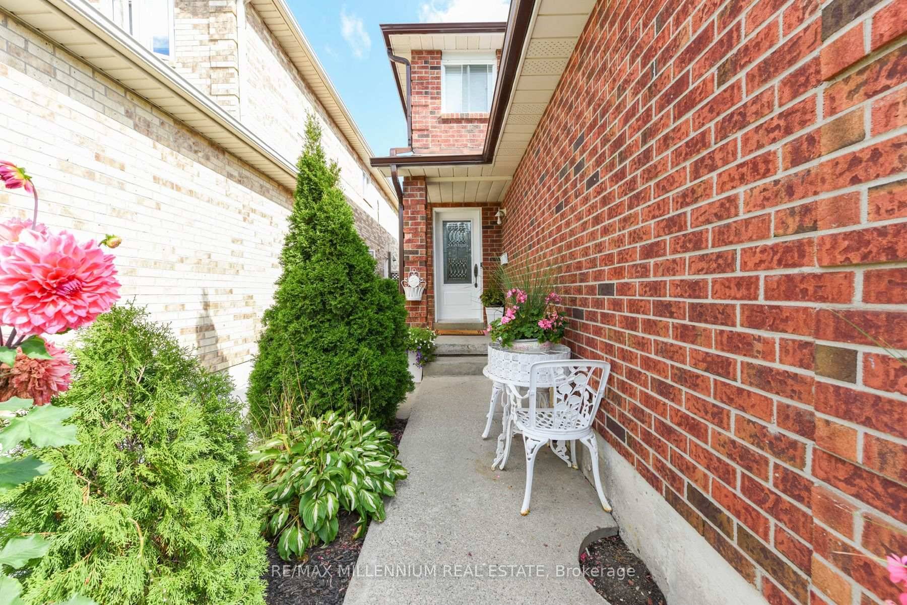 Brampton, ON L6Z 3W3,7 Muskoka ST E