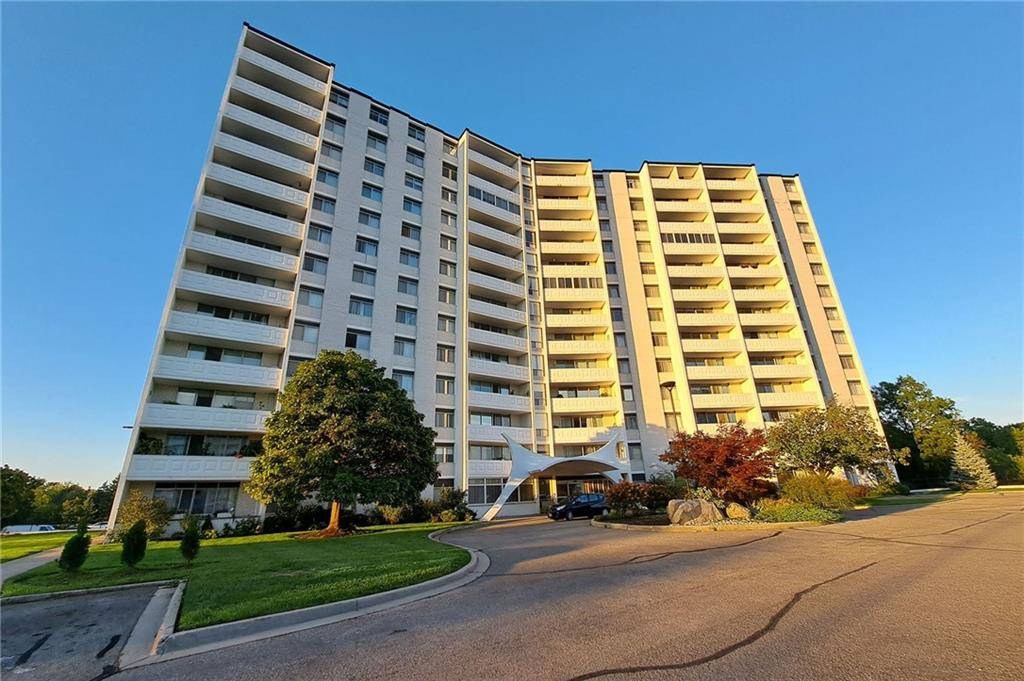 15 TOWERING HEIGHTS Boulevard #202, St. Catharines, ON L2T 3G7