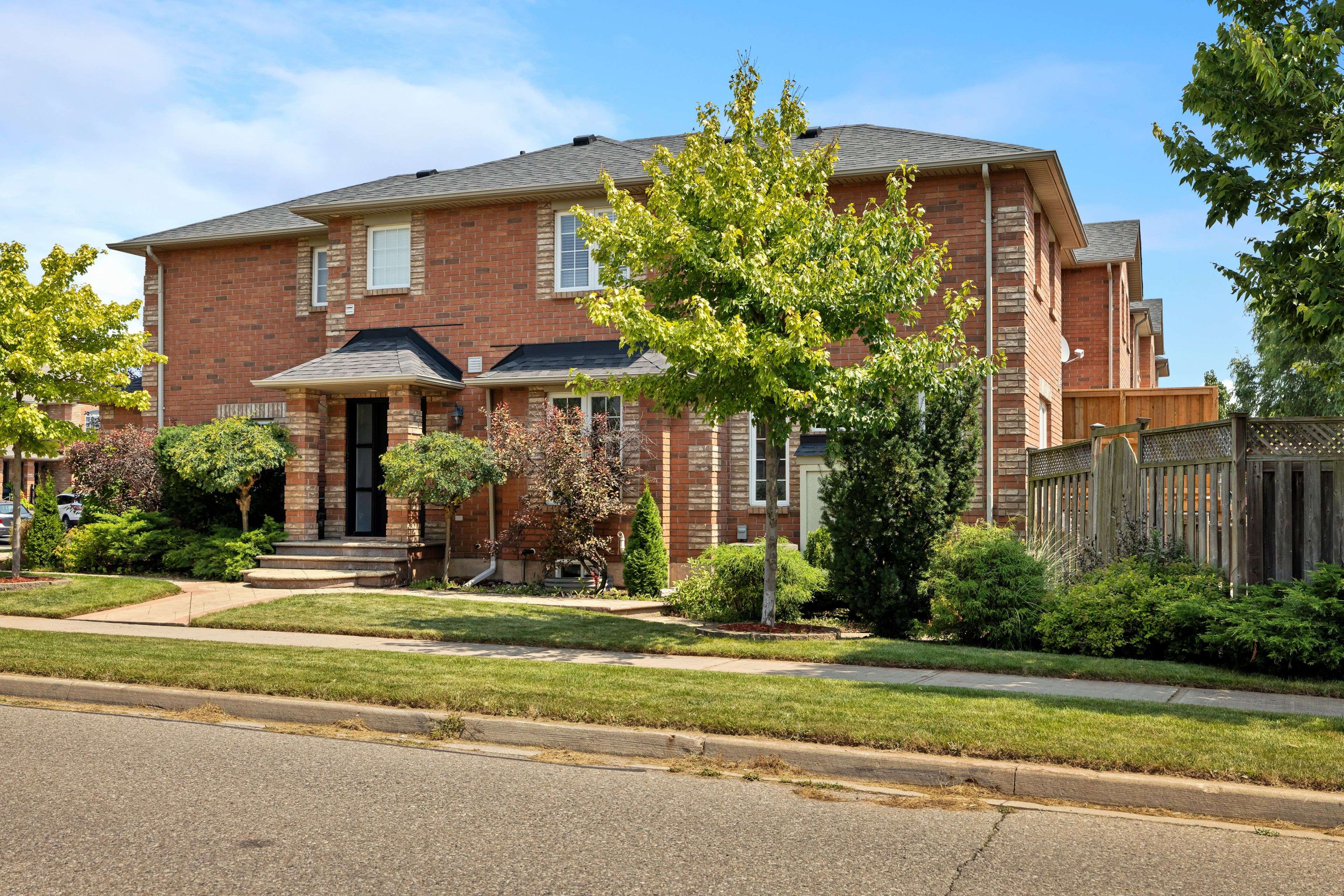 Oakville, ON L6M 4R2,2042 Springdale RD