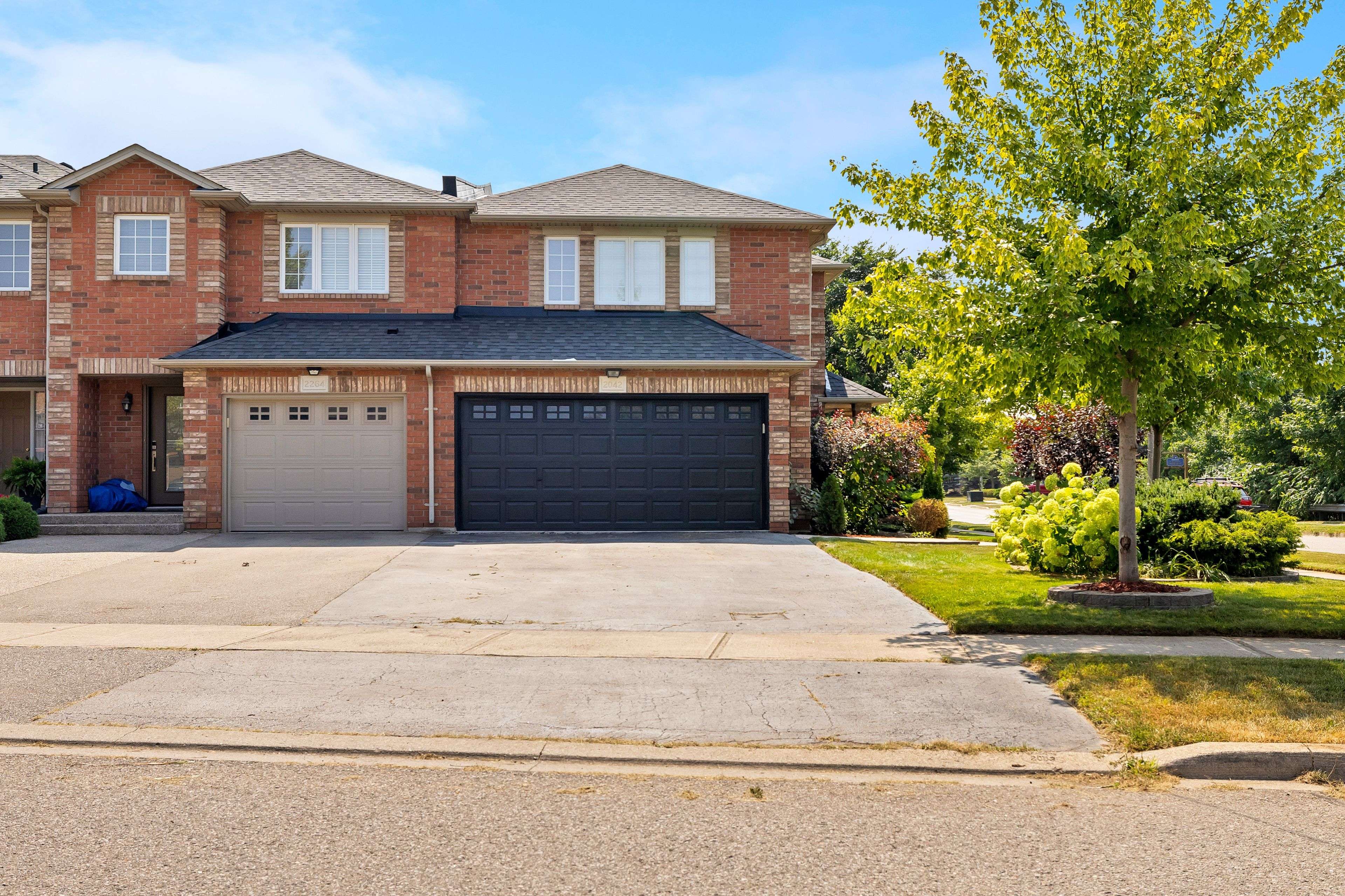 Oakville, ON L6M 4R2,2042 Springdale RD