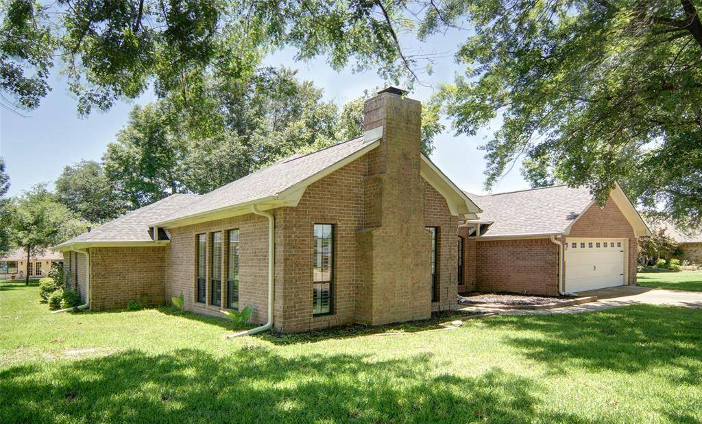 Mineola, TX 75773,211 SPRING LAKE