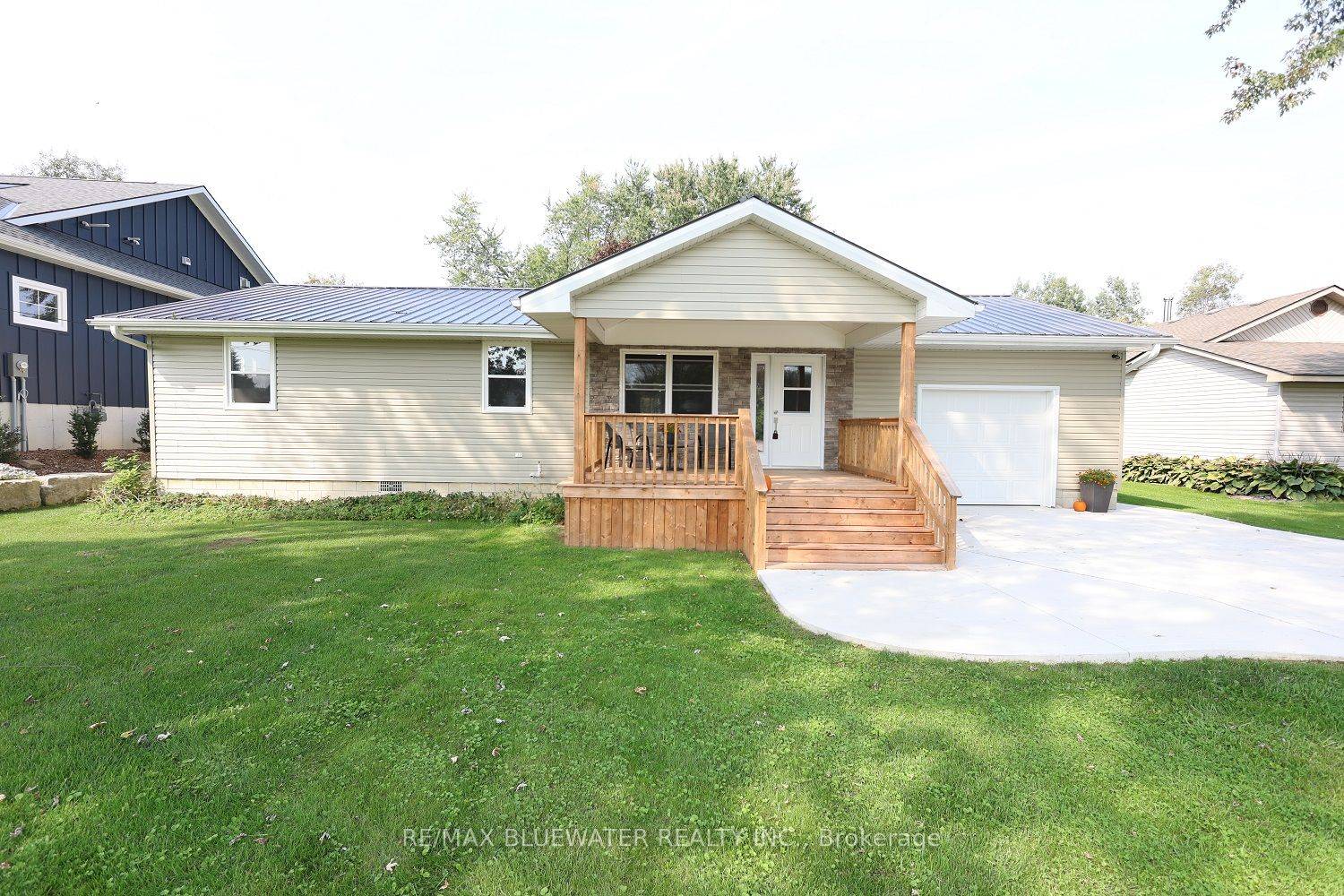 Lambton Shores, ON N0M 1T0,8328 BURWELL RD