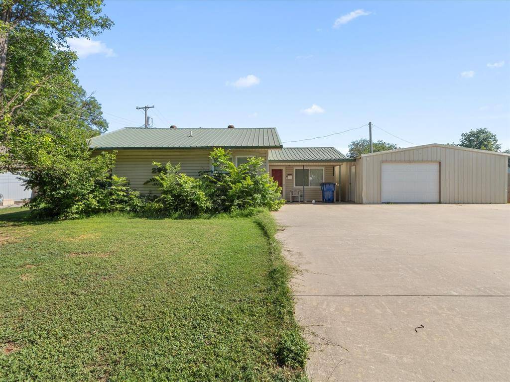 Lindsay, OK 73052,206 E Apache Street