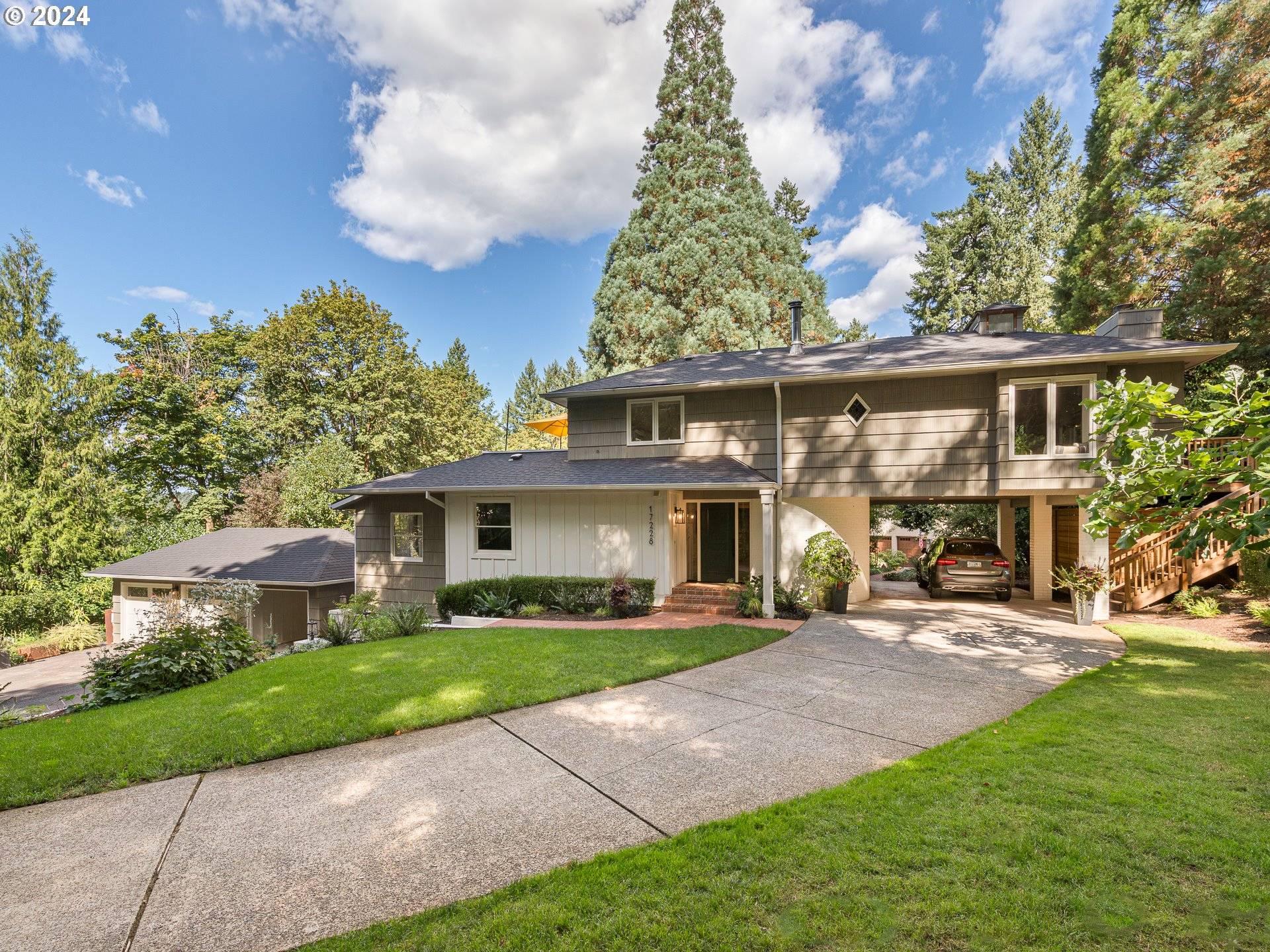 Lake Oswego, OR 97034,17228 BLUE HERON RD