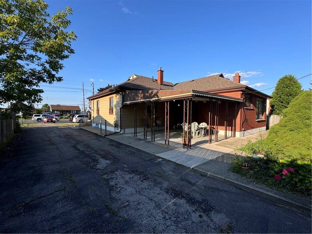 Hamilton, ON L8T 2R5,826 MOHAWK Road E