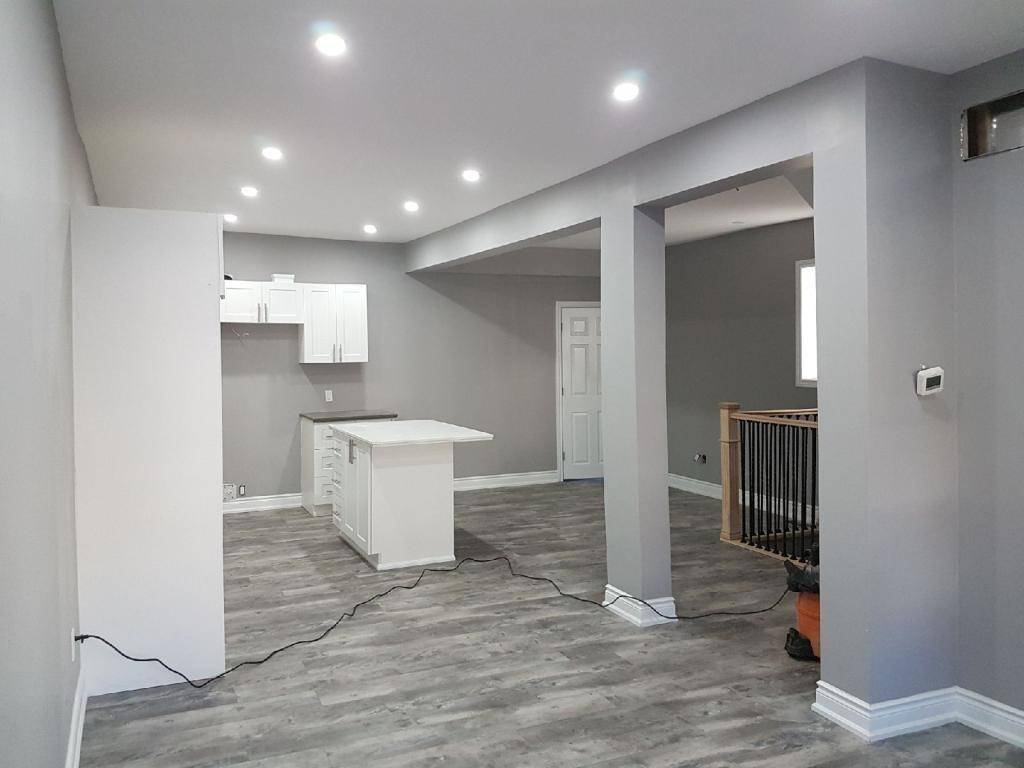 24 AVALON Place #Main, Hamilton, ON L8M 1R3