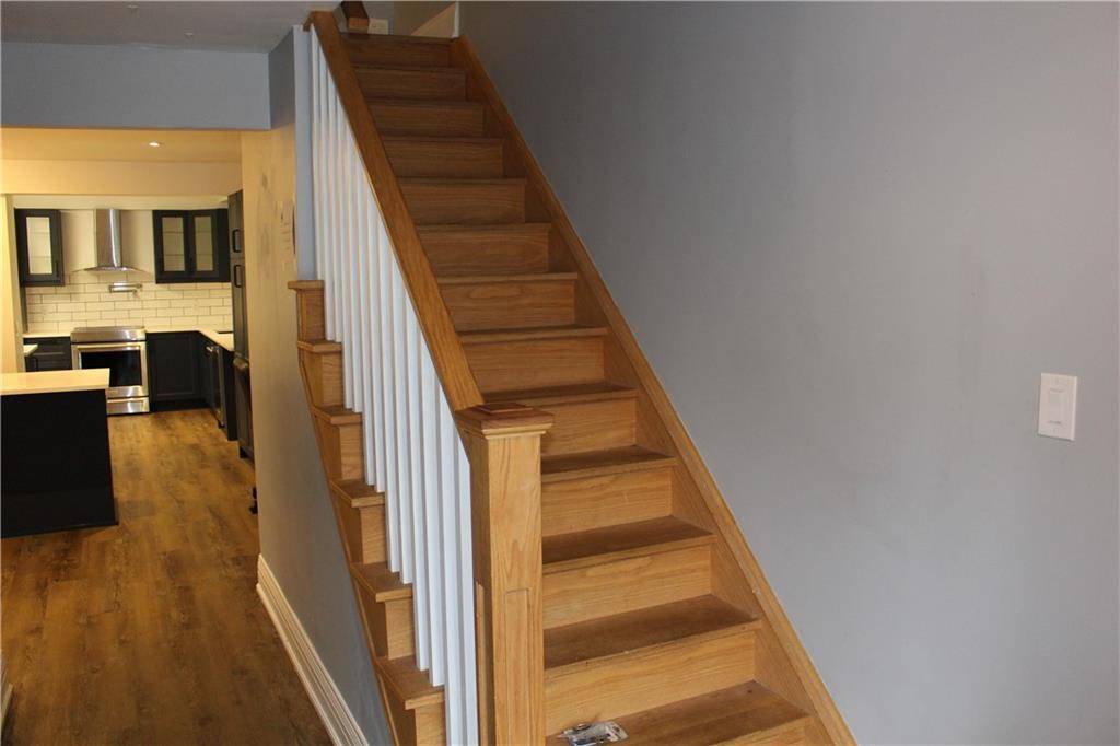 574 CLARK Avenue, Burlington, ON L7S 1N8