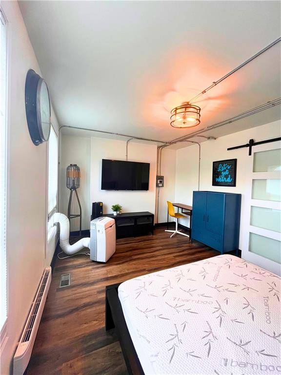 Hamilton, ON L8M 1P2,1129 MAIN Street E #1