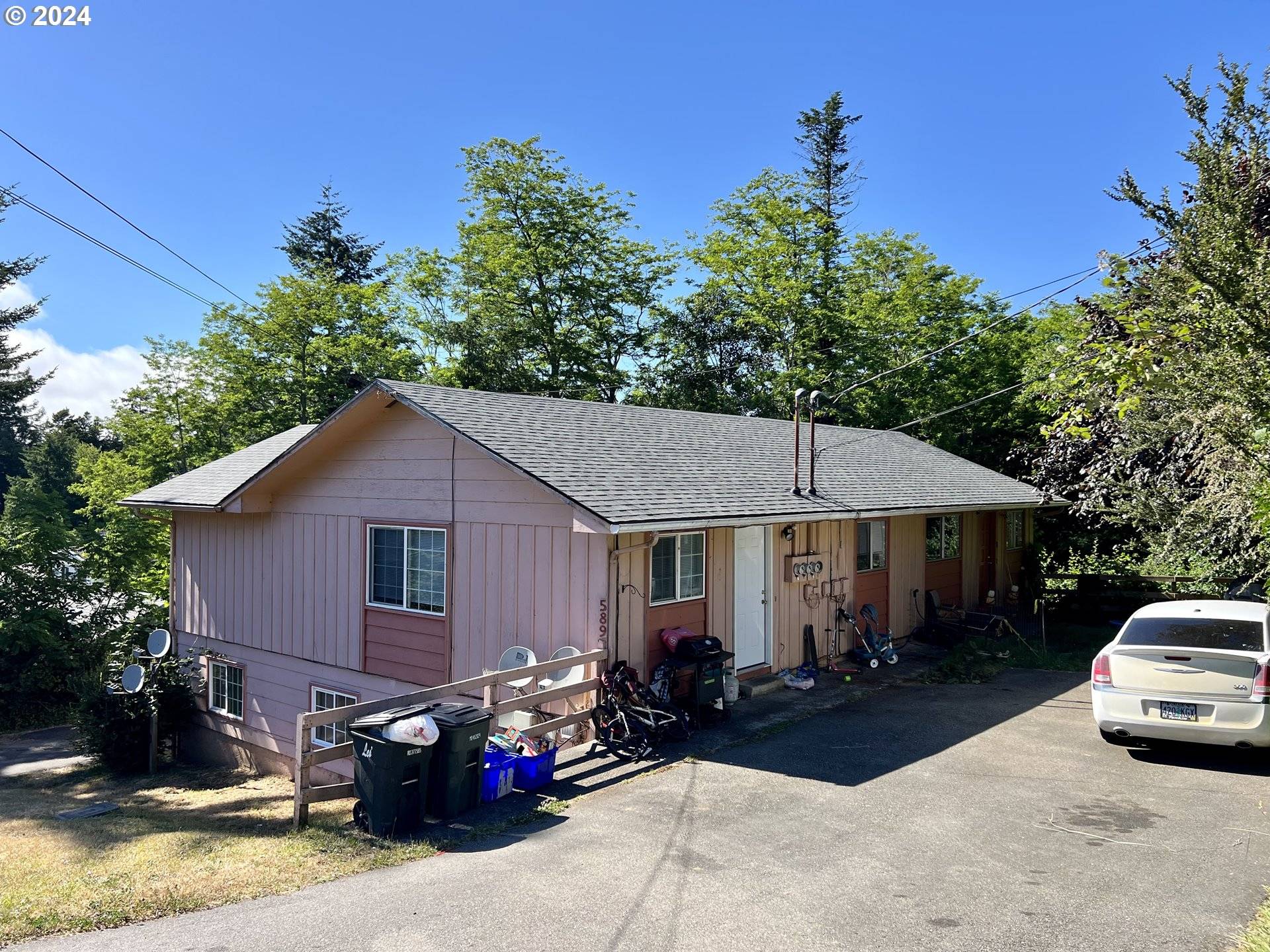 Coos Bay, OR 97420,589 10TH AVE