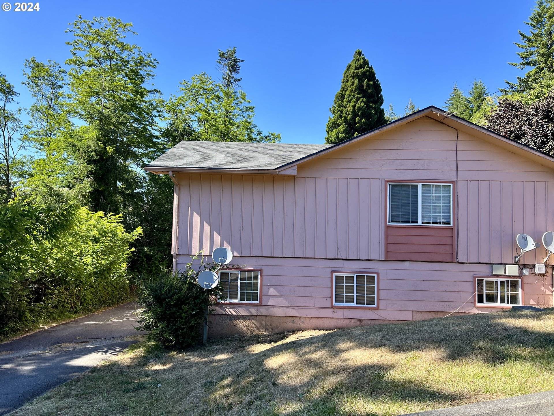 Coos Bay, OR 97420,589 10TH AVE