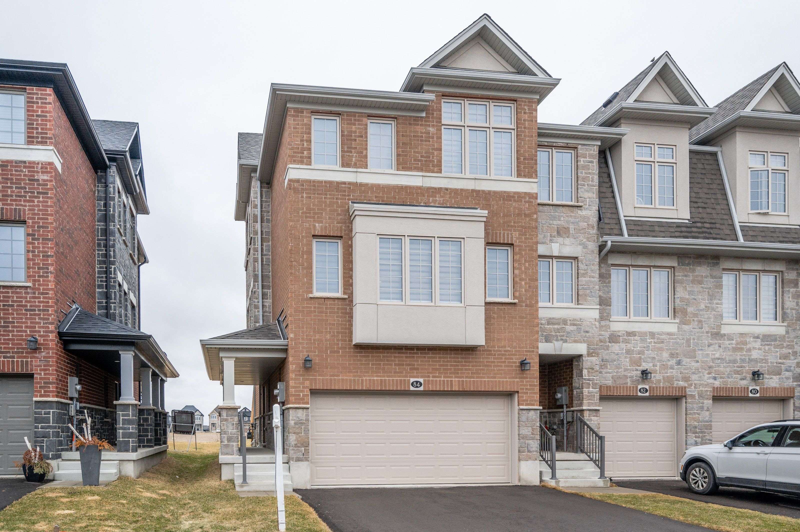 Kitchener, ON N2P 2Y9,84 Monarch Woods DR