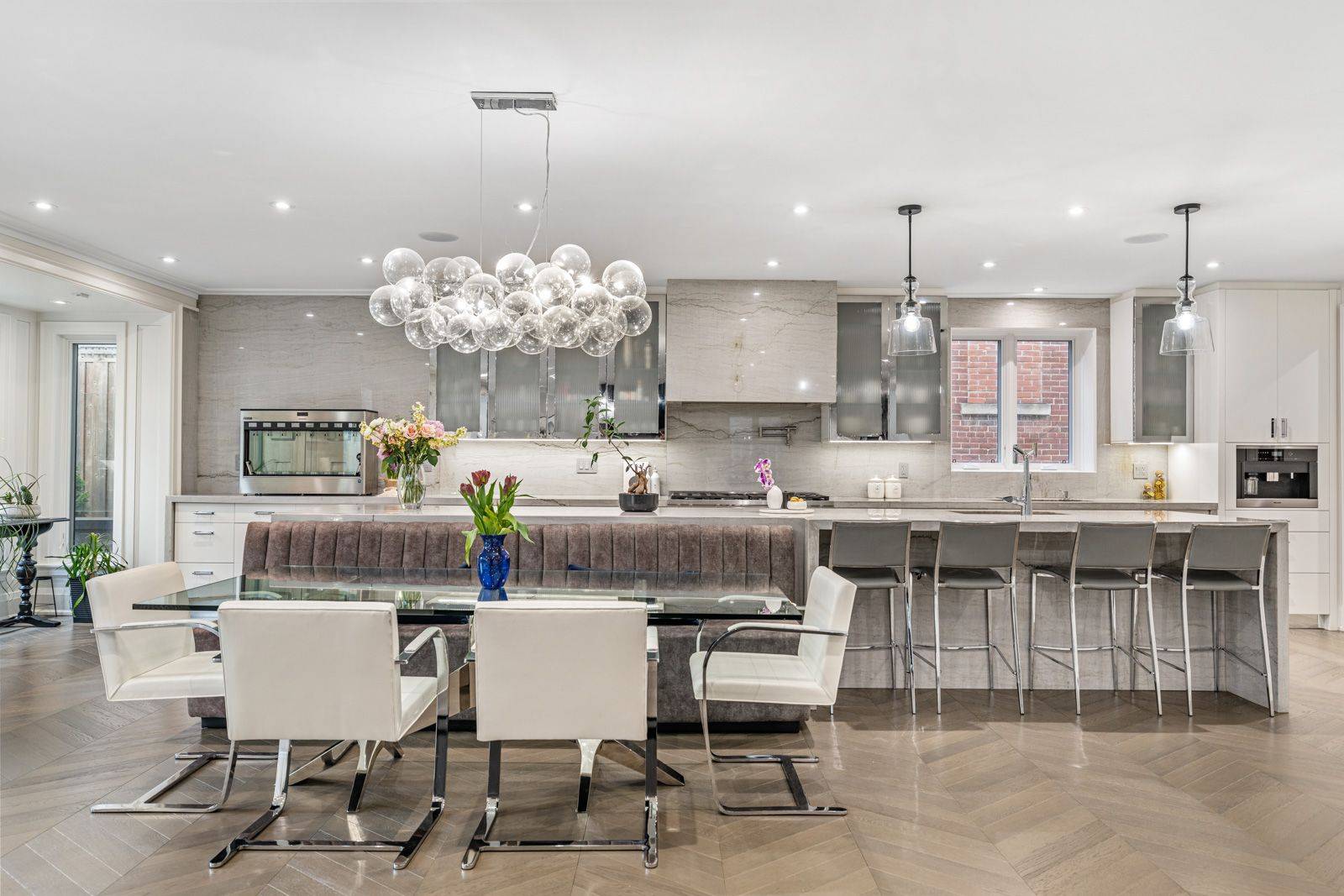 Toronto C03, ON M5P 2P2,208 Dunvegan RD