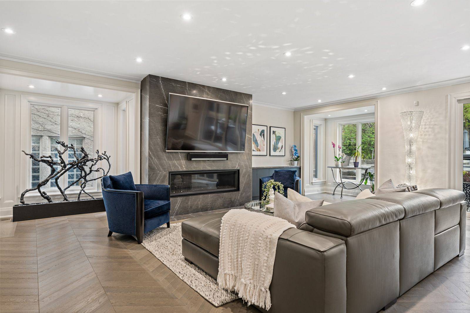 Toronto C03, ON M5P 2P2,208 Dunvegan RD