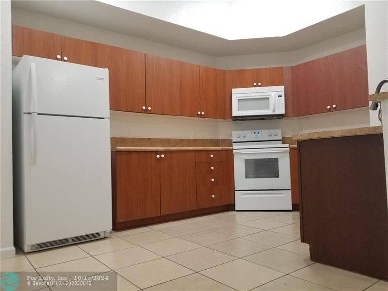 Coral Springs, FL 33065,2801 Riverside Dr  #208