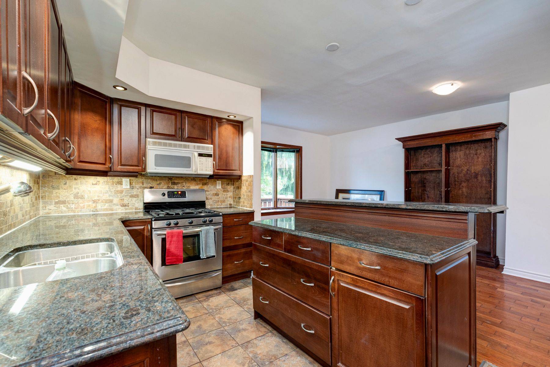 Toronto E06, ON M1N 2Y8,40 Red Deer AVE