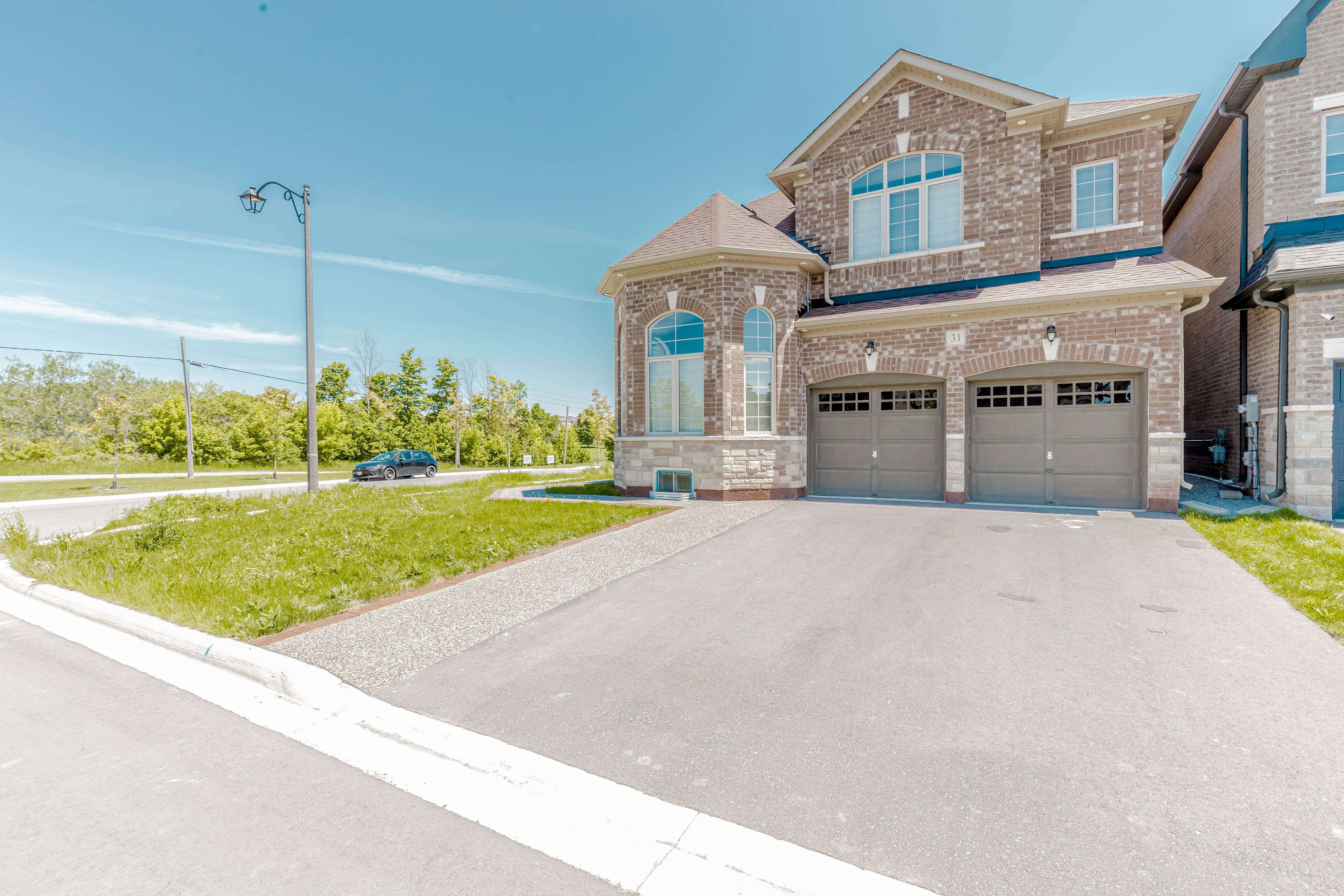 East Gwillimbury, ON L0G 1R0,31 Betty May CRES