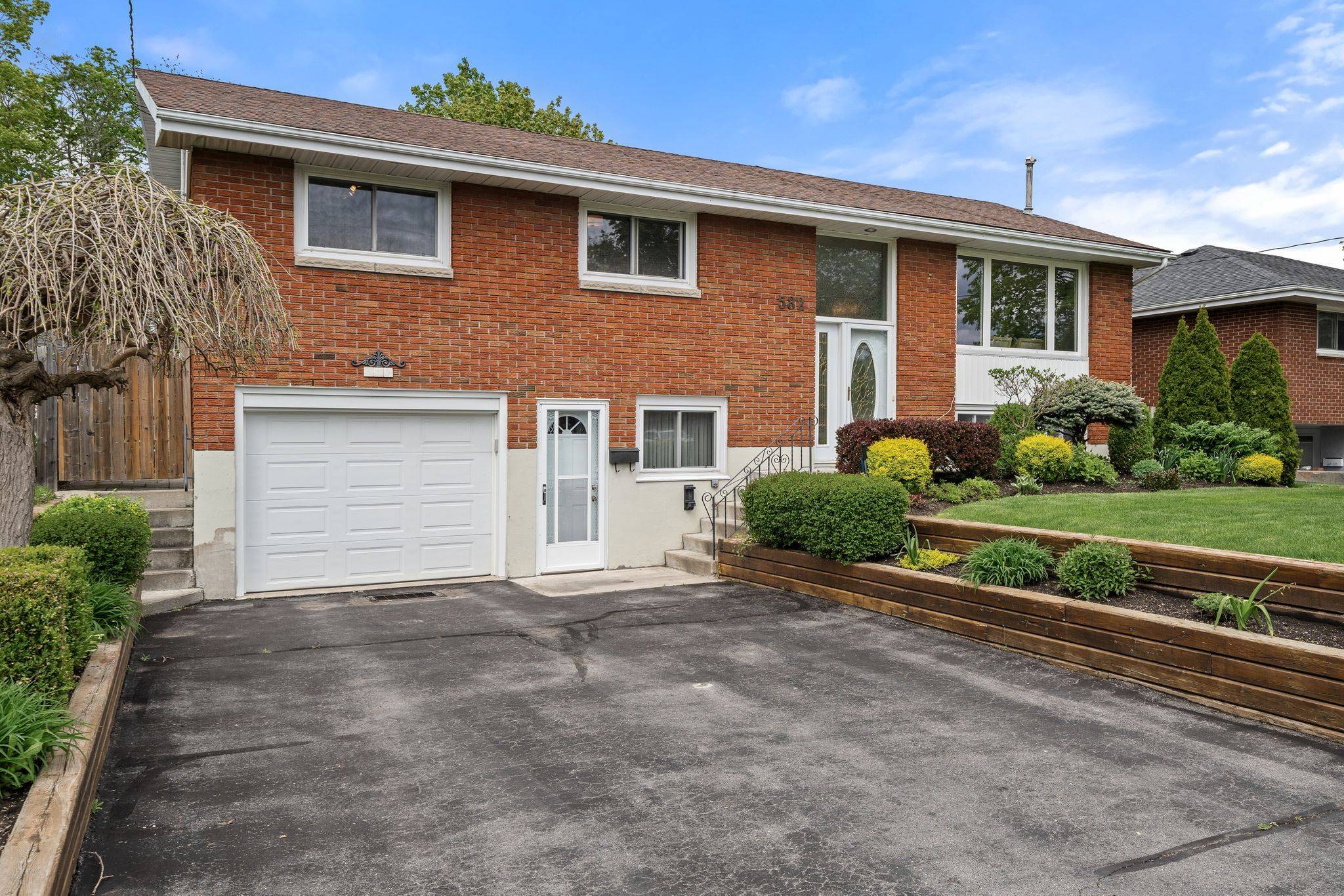 Belleville, ON K8N 2G7,582 Victoria AVE