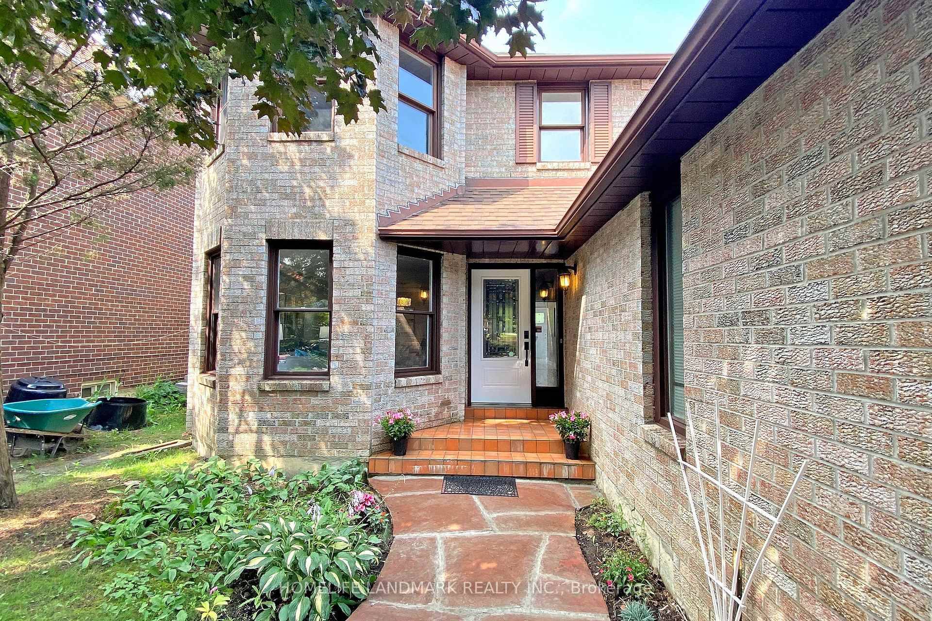 Richmond Hill, ON L4B 2B1,123 Blackmore AVE W