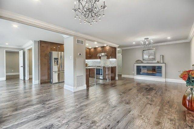 Richmond Hill, ON L4C 9S4,20 Harding BLVD W #110