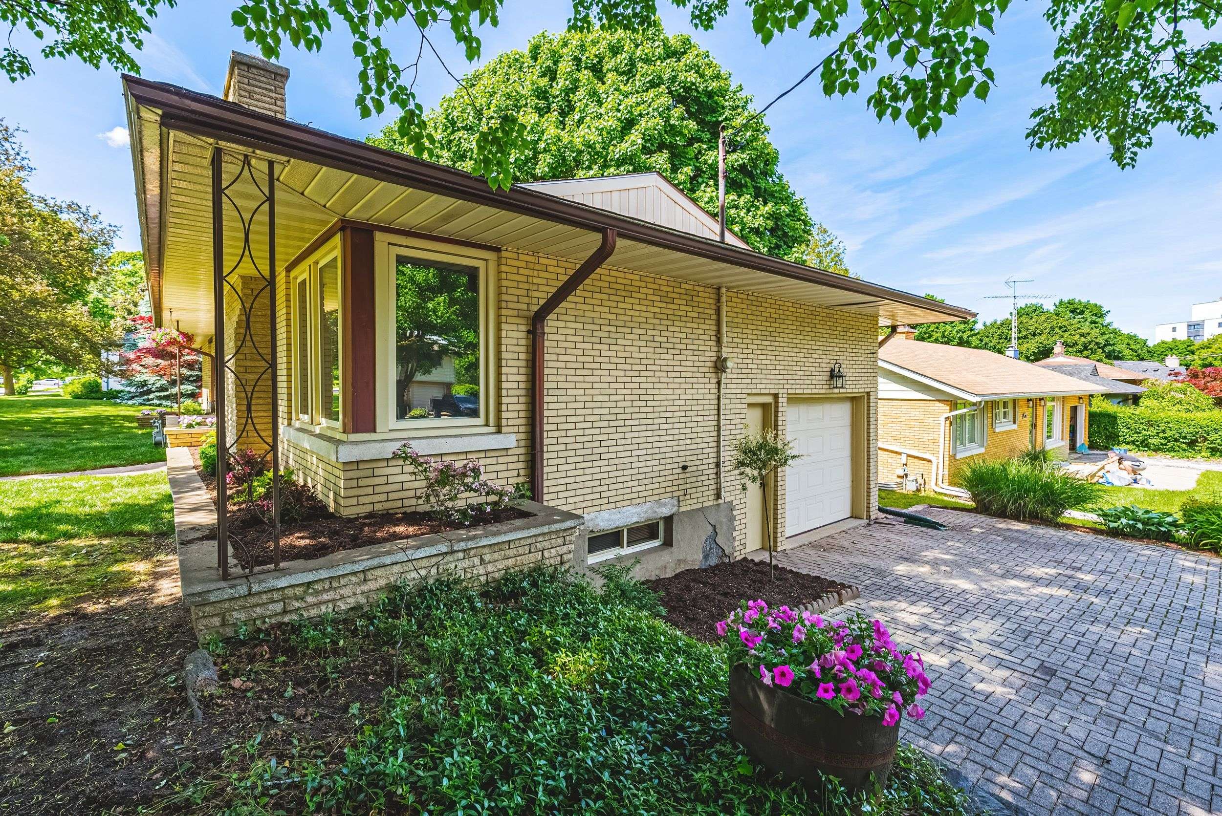 Kitchener, ON N2M 2X3,576 Dunbar RD