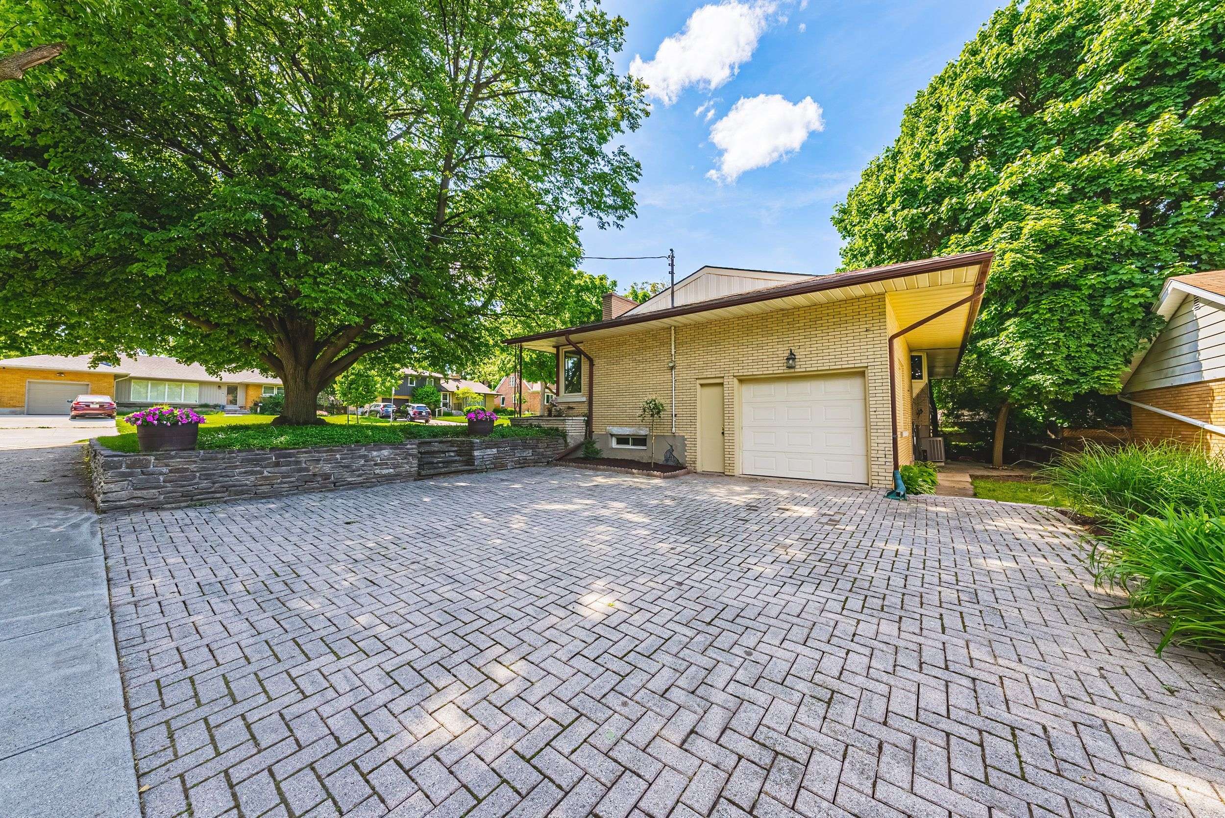 Kitchener, ON N2M 2X3,576 Dunbar RD