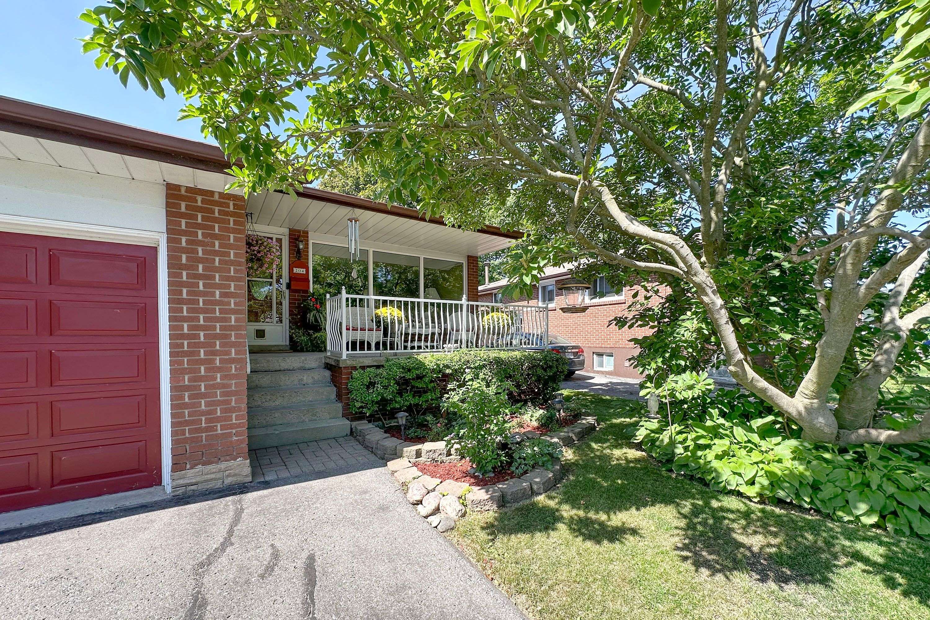 Oshawa, ON L1J 1E5,204 Madawaska AVE