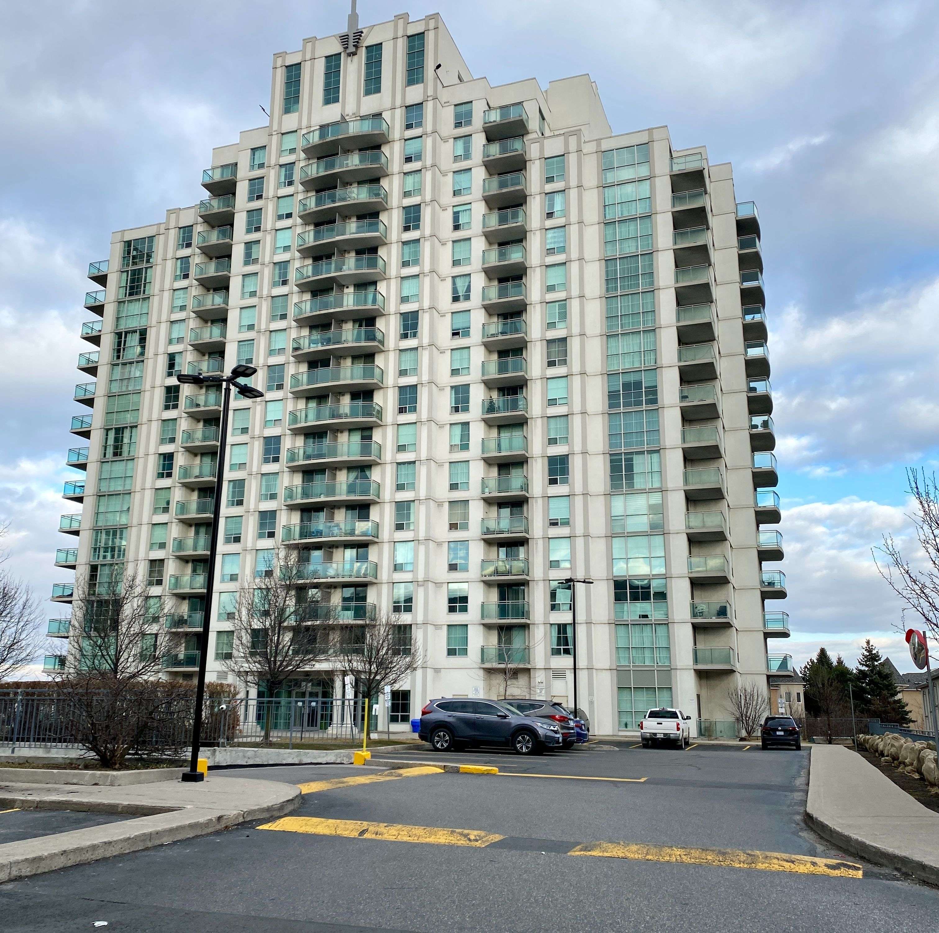 Toronto E11, ON M1B 5Z3,8 Rosebank DR #10J