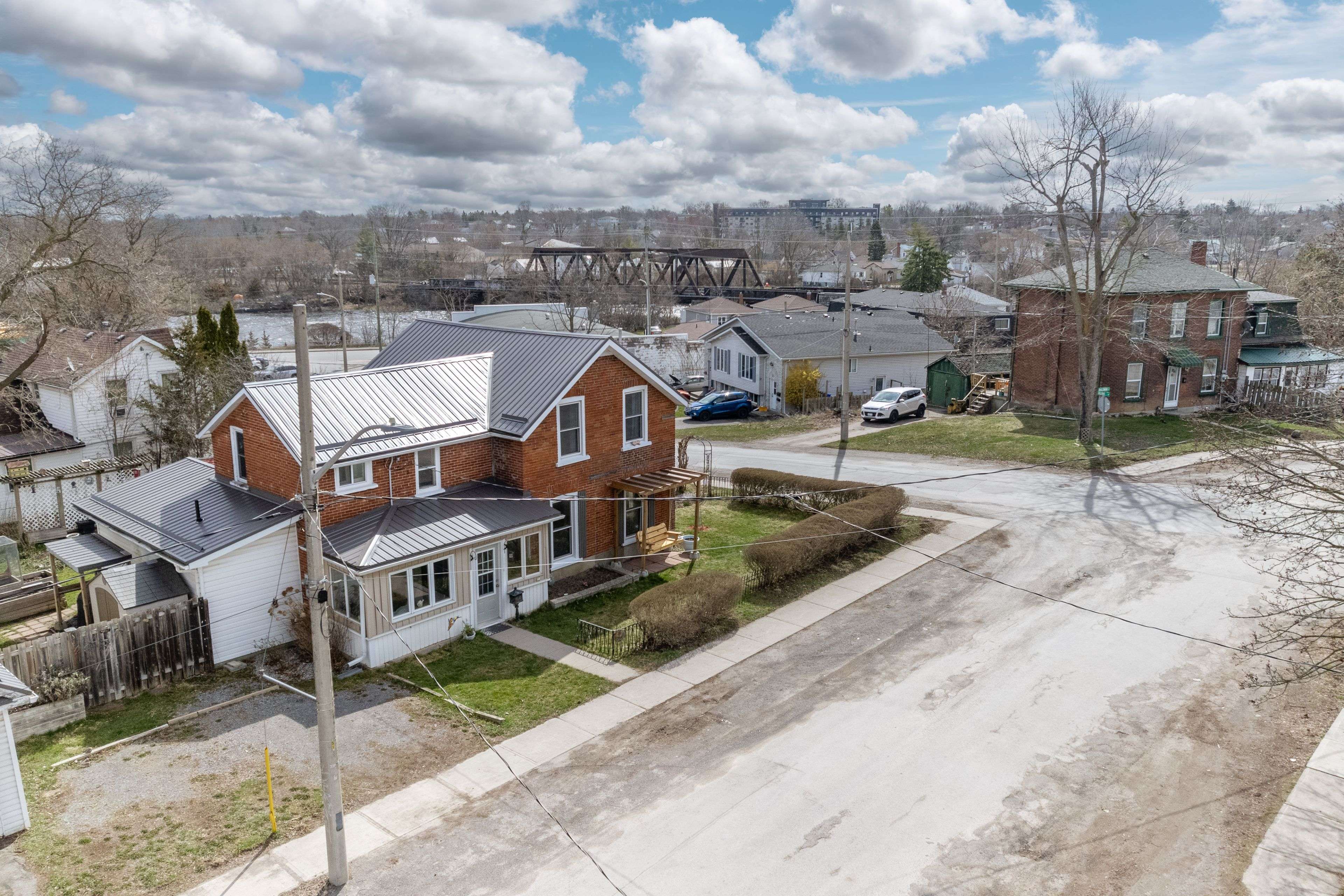 Belleville, ON K8P 2A4,28 OLIVE ST