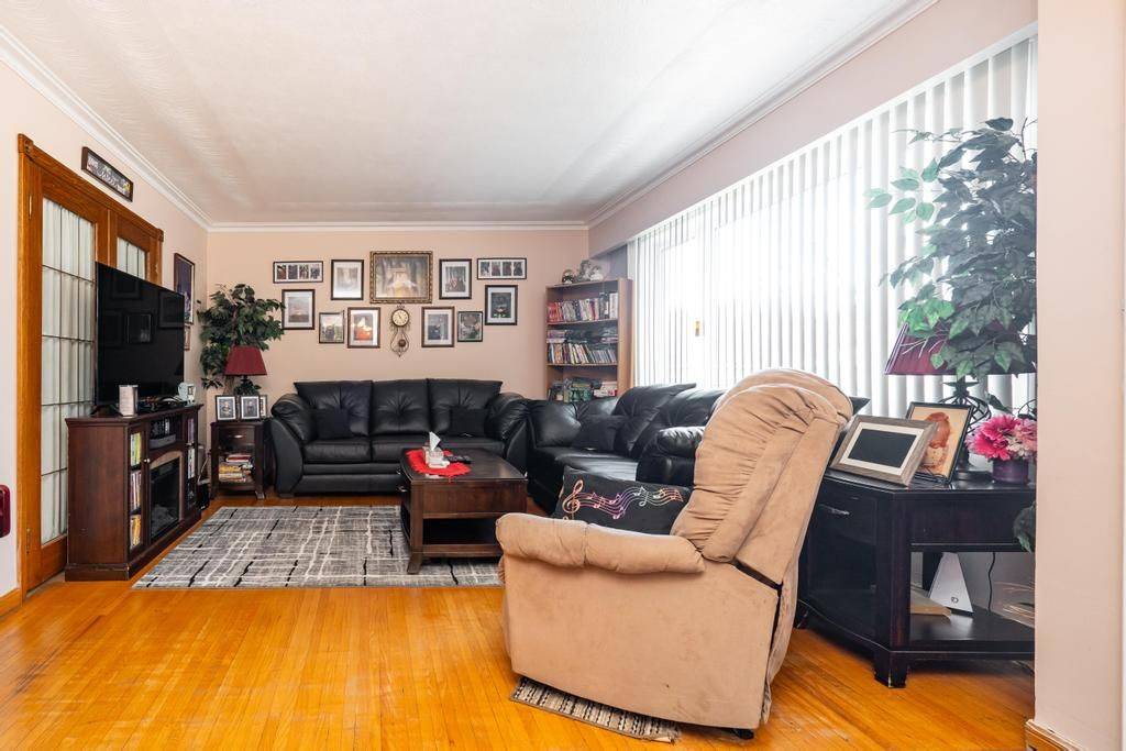 Mississauga, ON L5G 4K9,1362 Cawthra RD