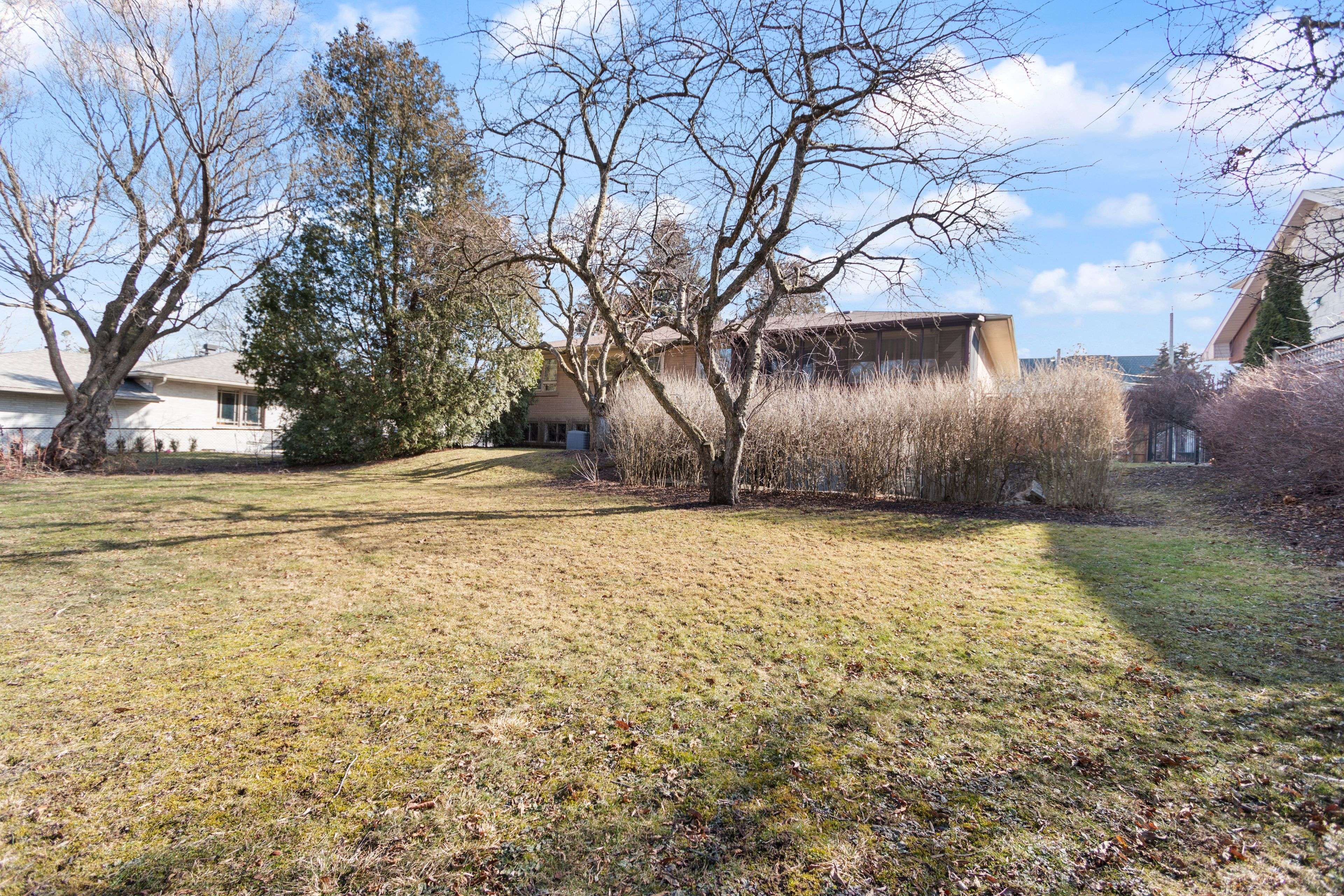 Toronto C12, ON M2L 2B2,10 Vernham AVE