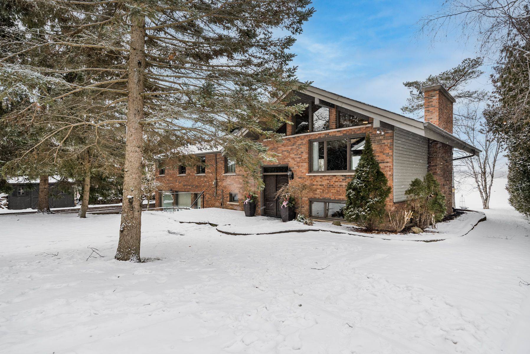 Scugog, ON L0B 1E0,228 Summit DR