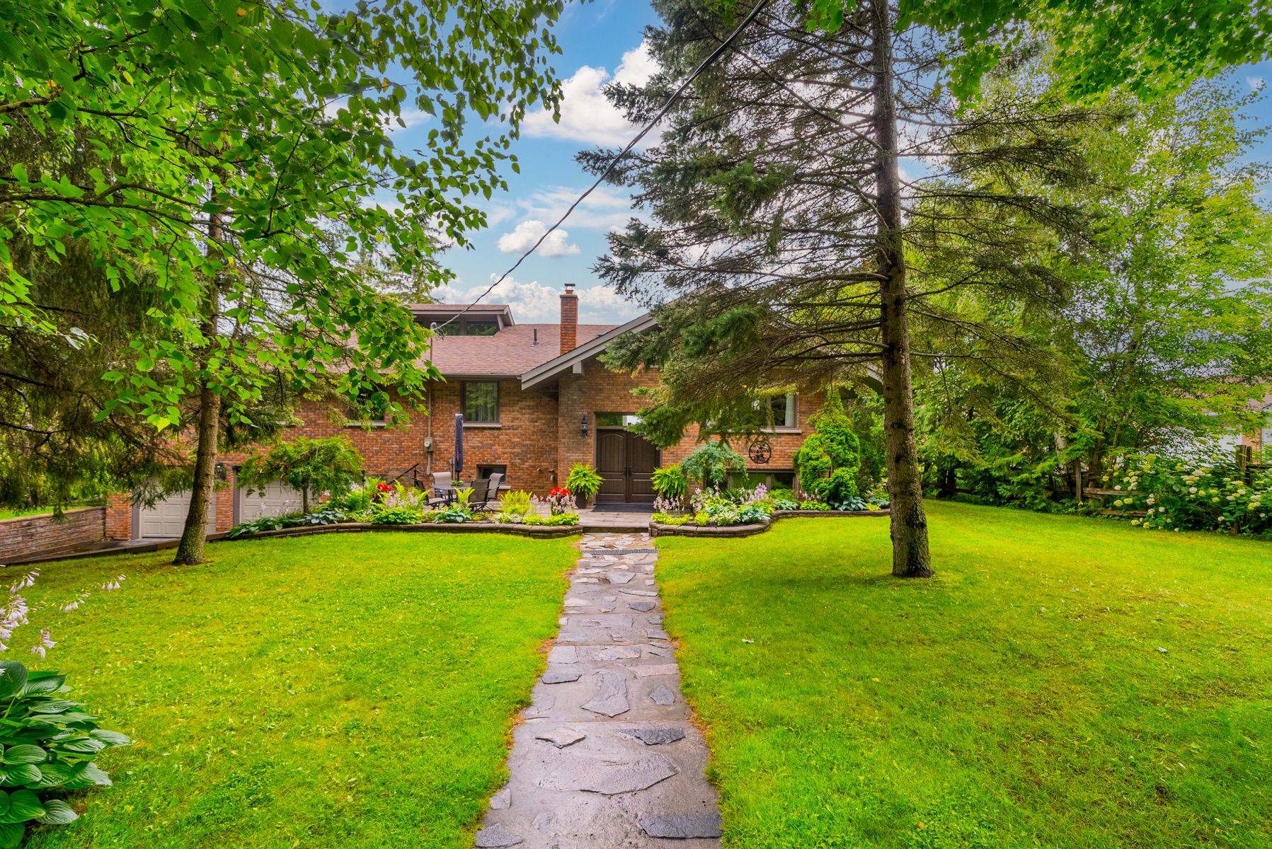 Scugog, ON L0B 1E0,228 Summit DR