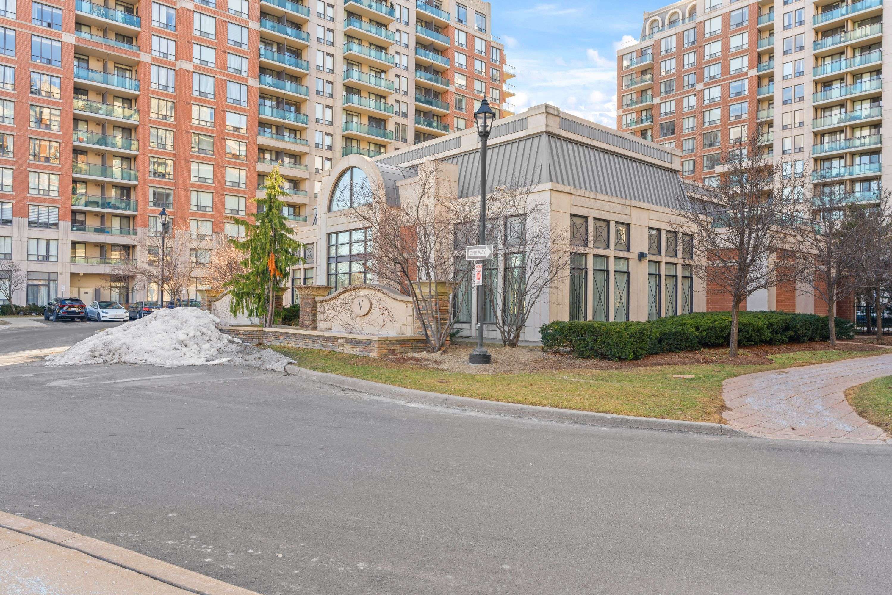 Richmond Hill, ON L4C 0T6,330 Red Maple RD #1108