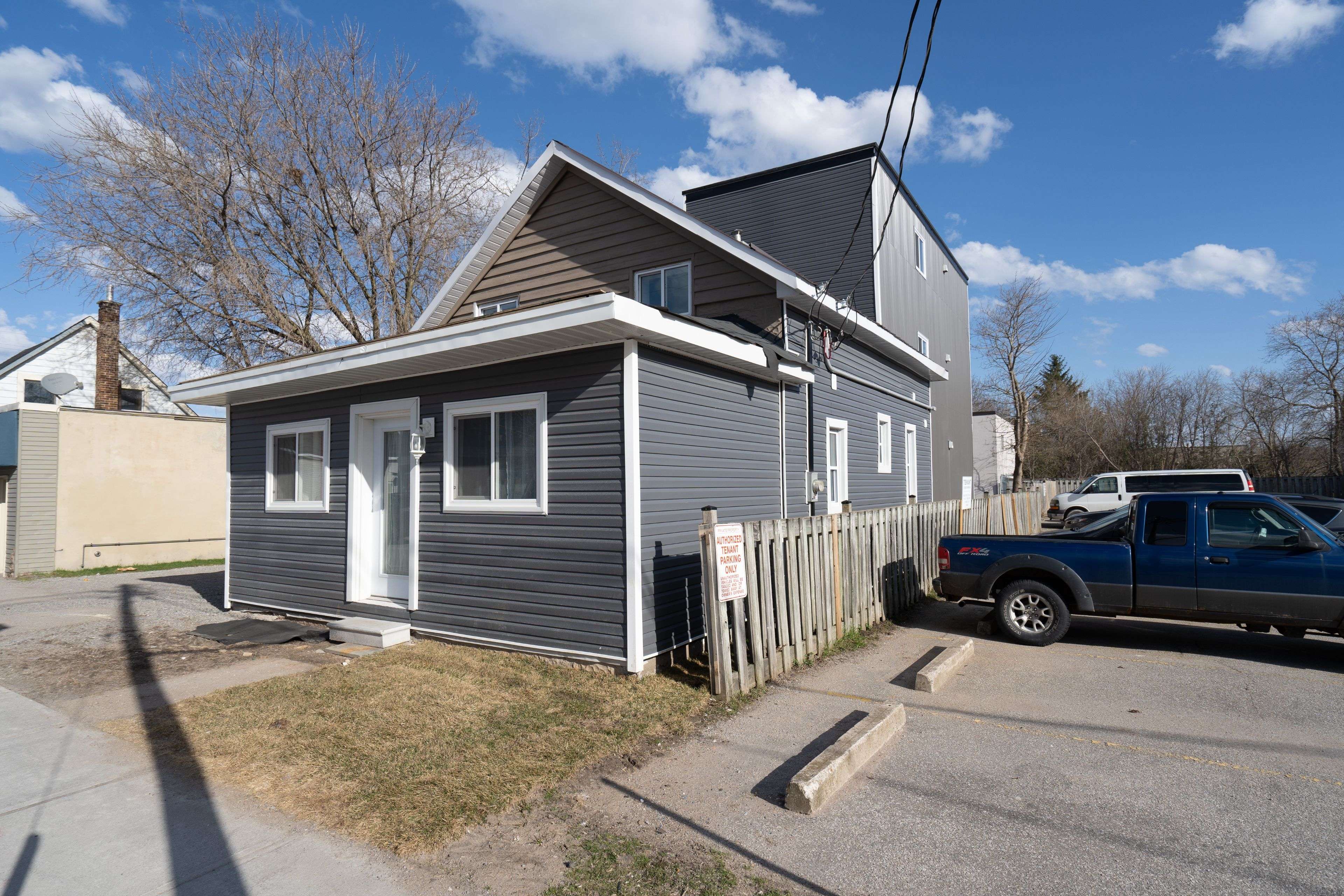 Orillia, ON L3V 2Y8,99 Colborne ST W #A