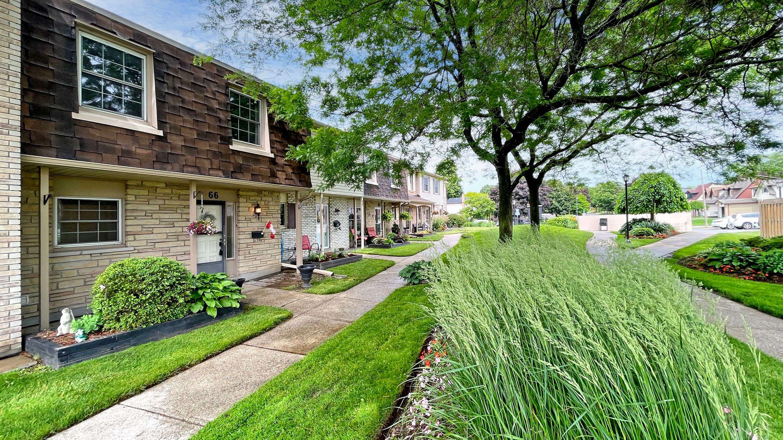 Pickering, ON L1W 3B7,580 Eyer DR #66